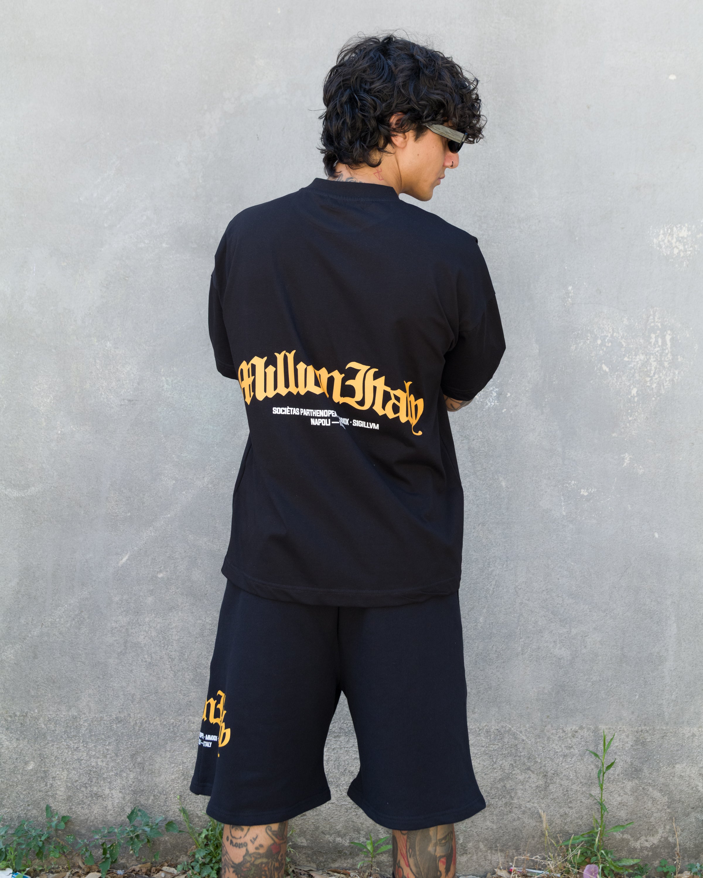 Camiseta Negra Logo Arco Amarillo