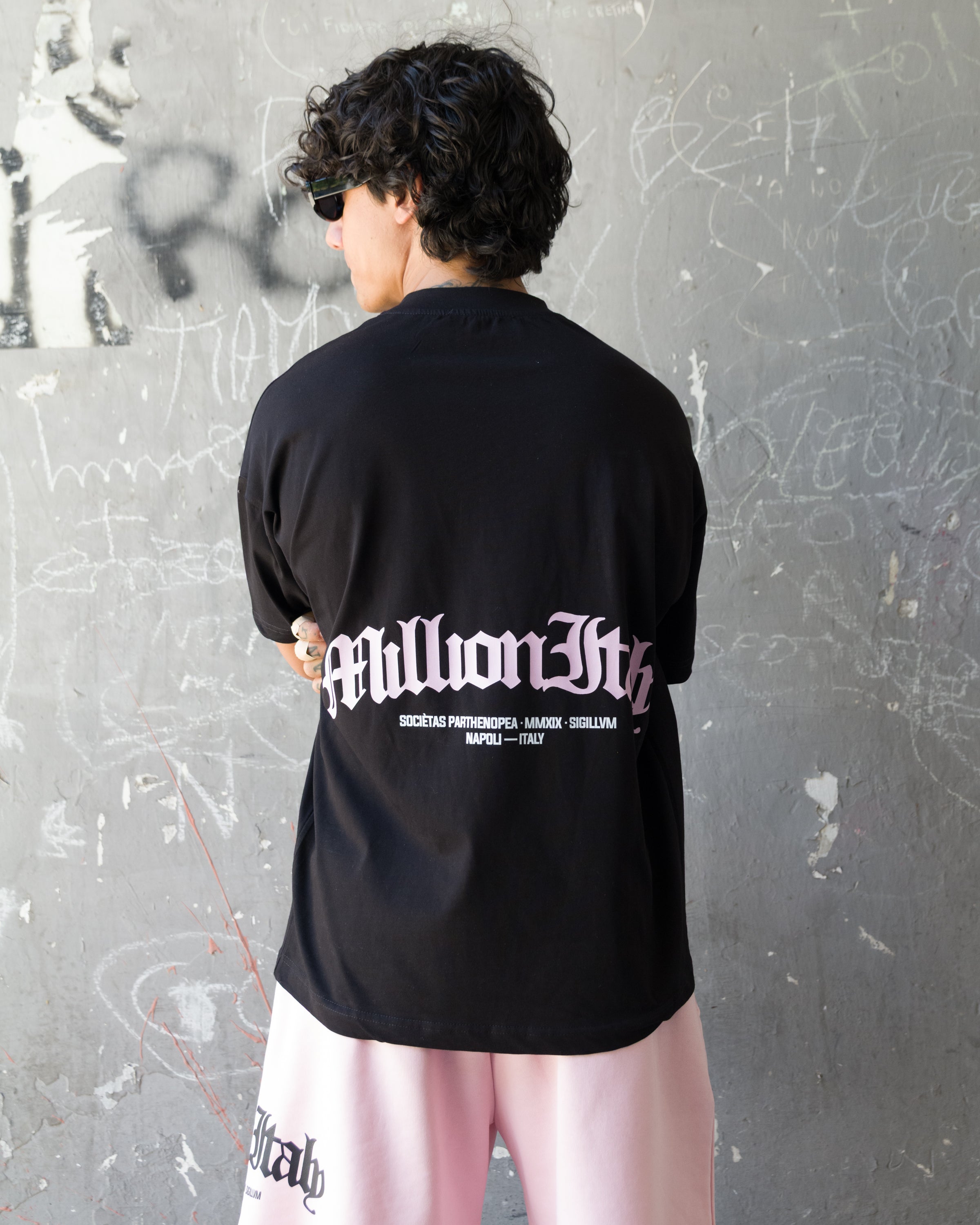Camiseta Negra Logo Arco Rosa