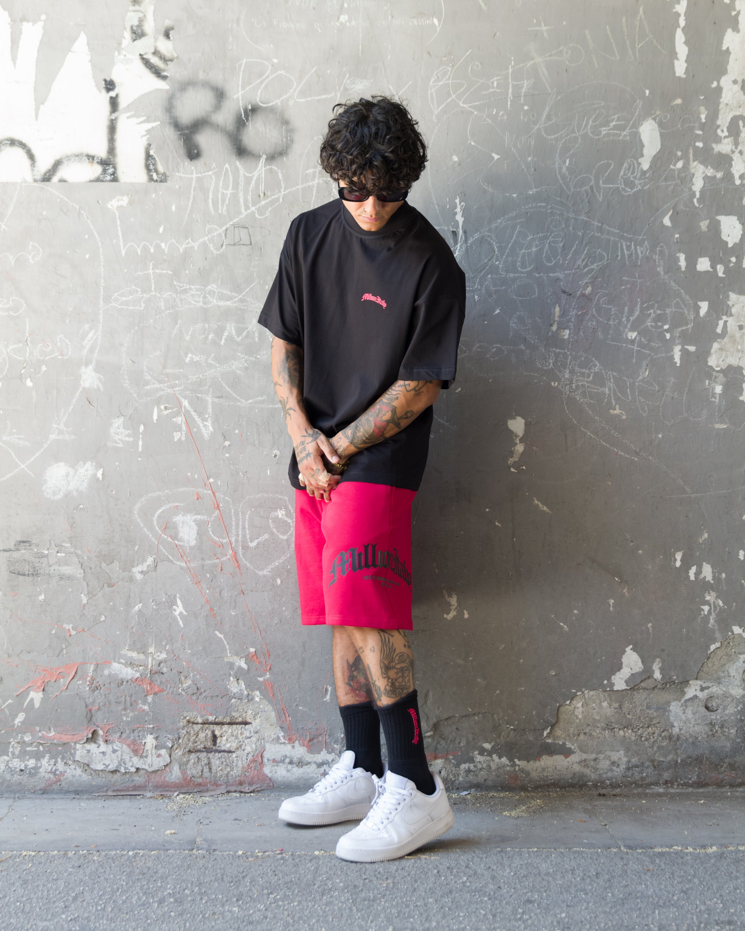 Camiseta Negra Logo Arco Rojo