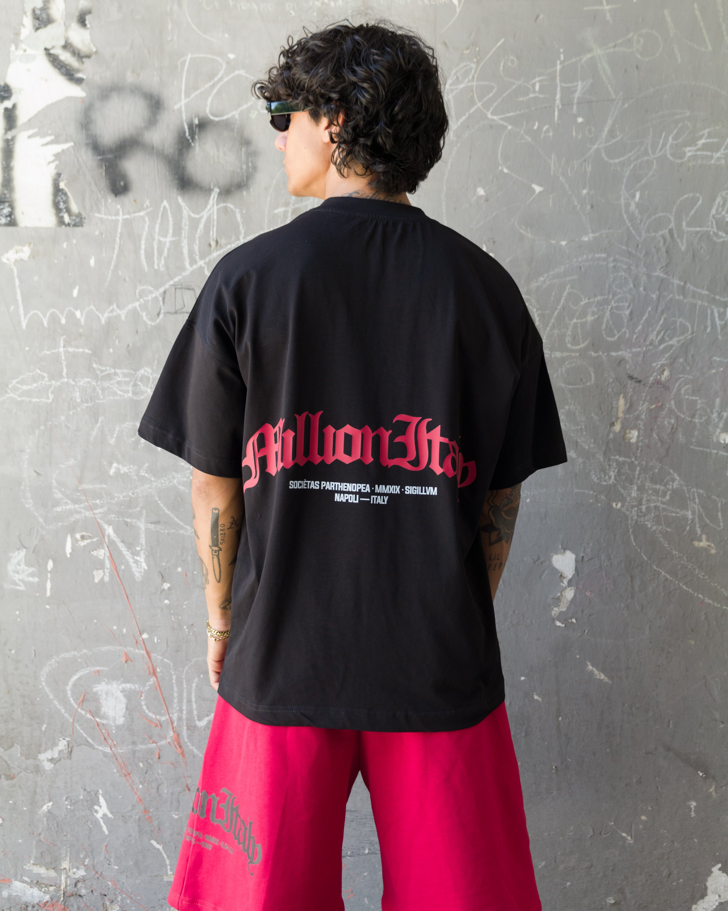 Camiseta Negra Logo Arco Rojo