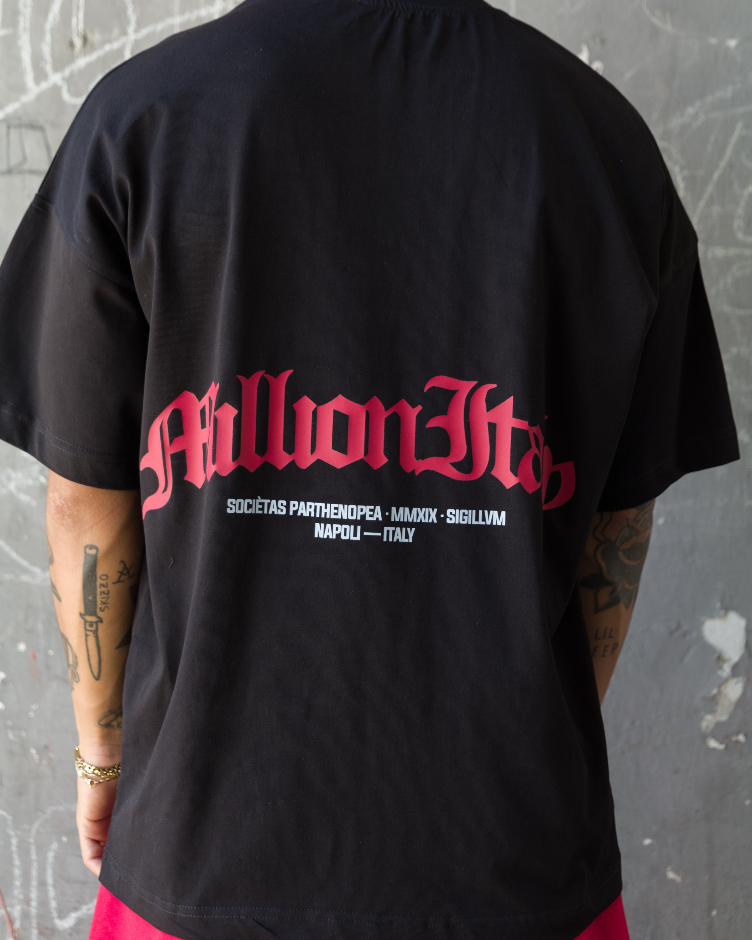 Camiseta Negra Logo Arco Rojo