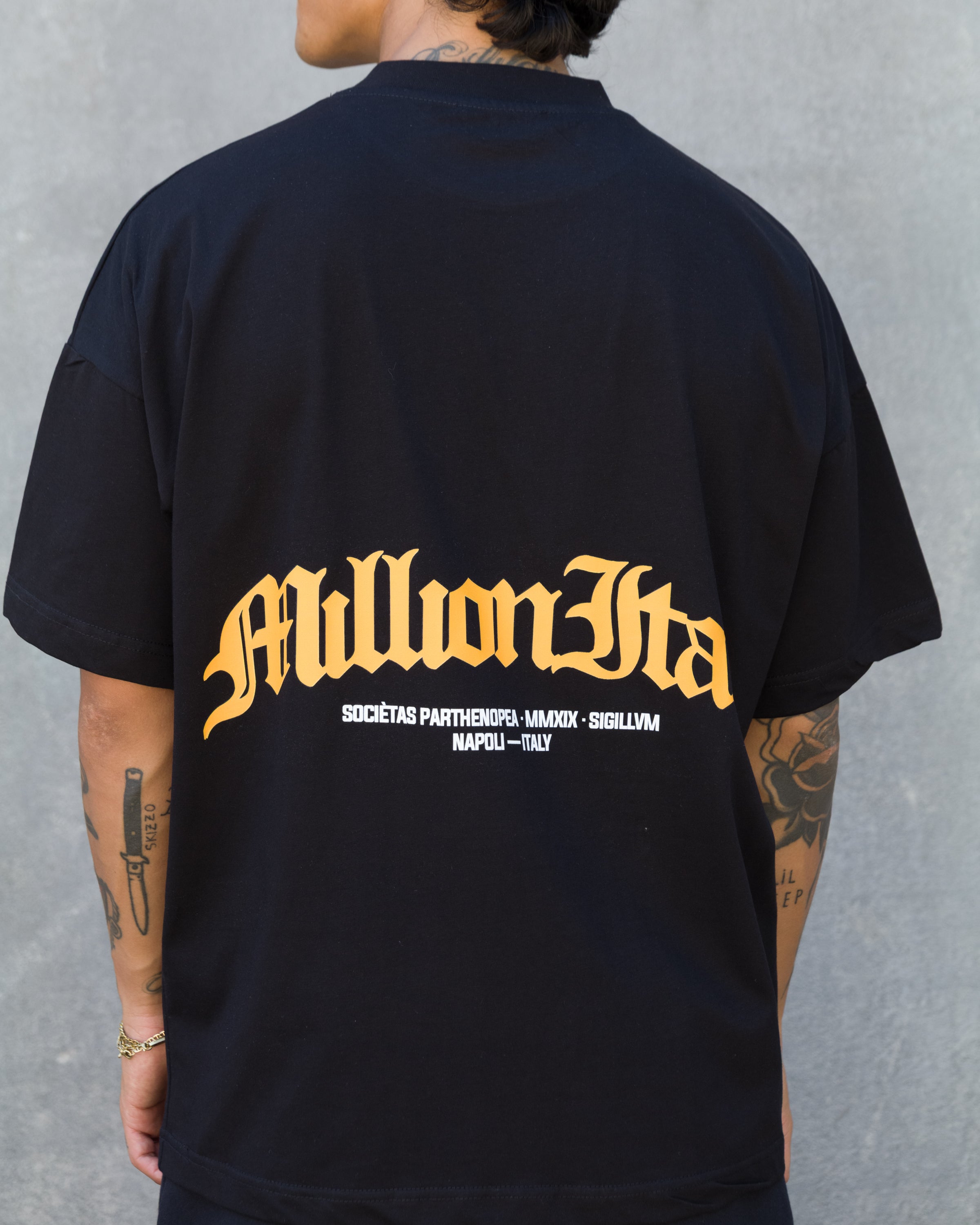 Camiseta Negra Logo Arco Amarillo