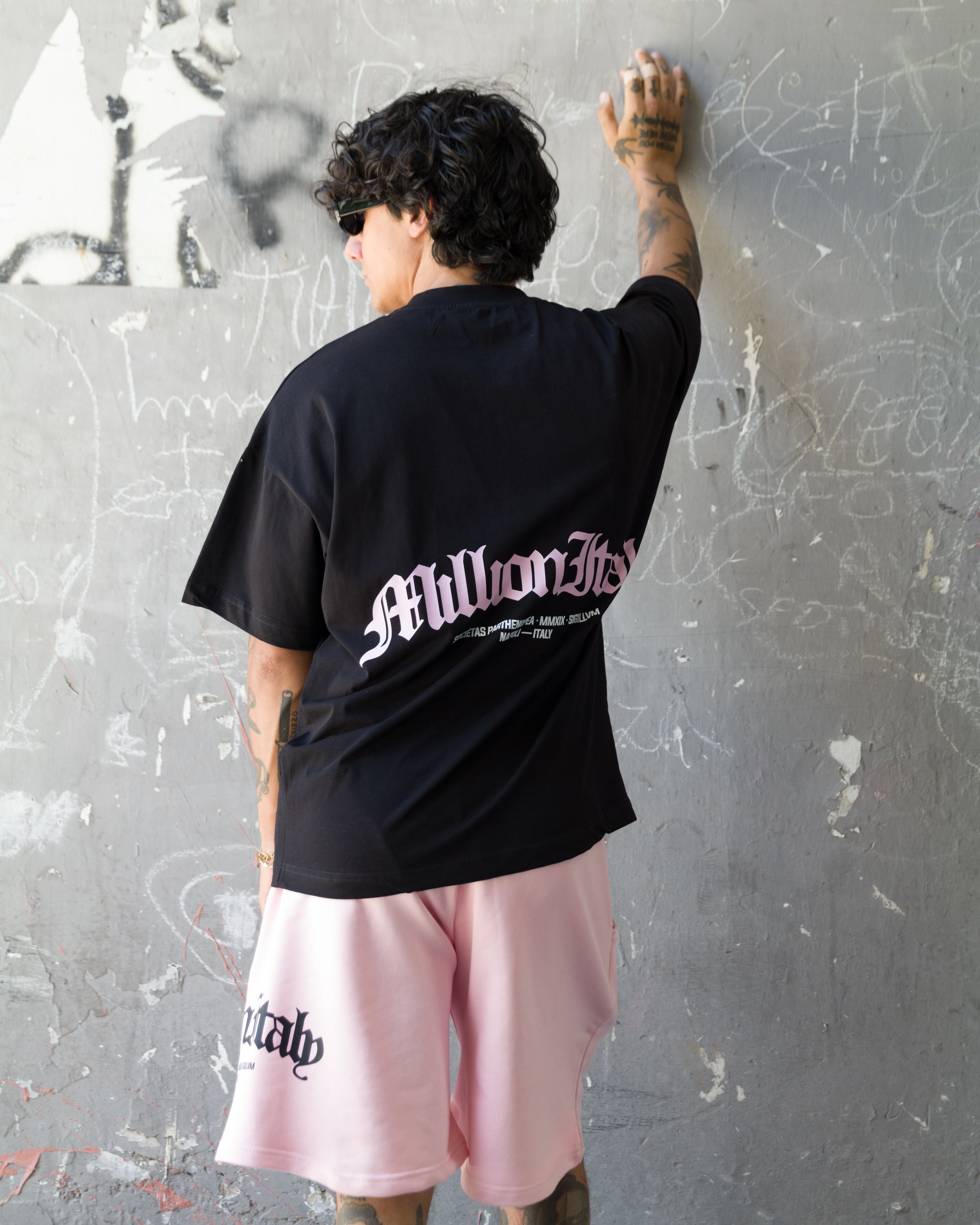 Camiseta Negra Logo Arco Rosa