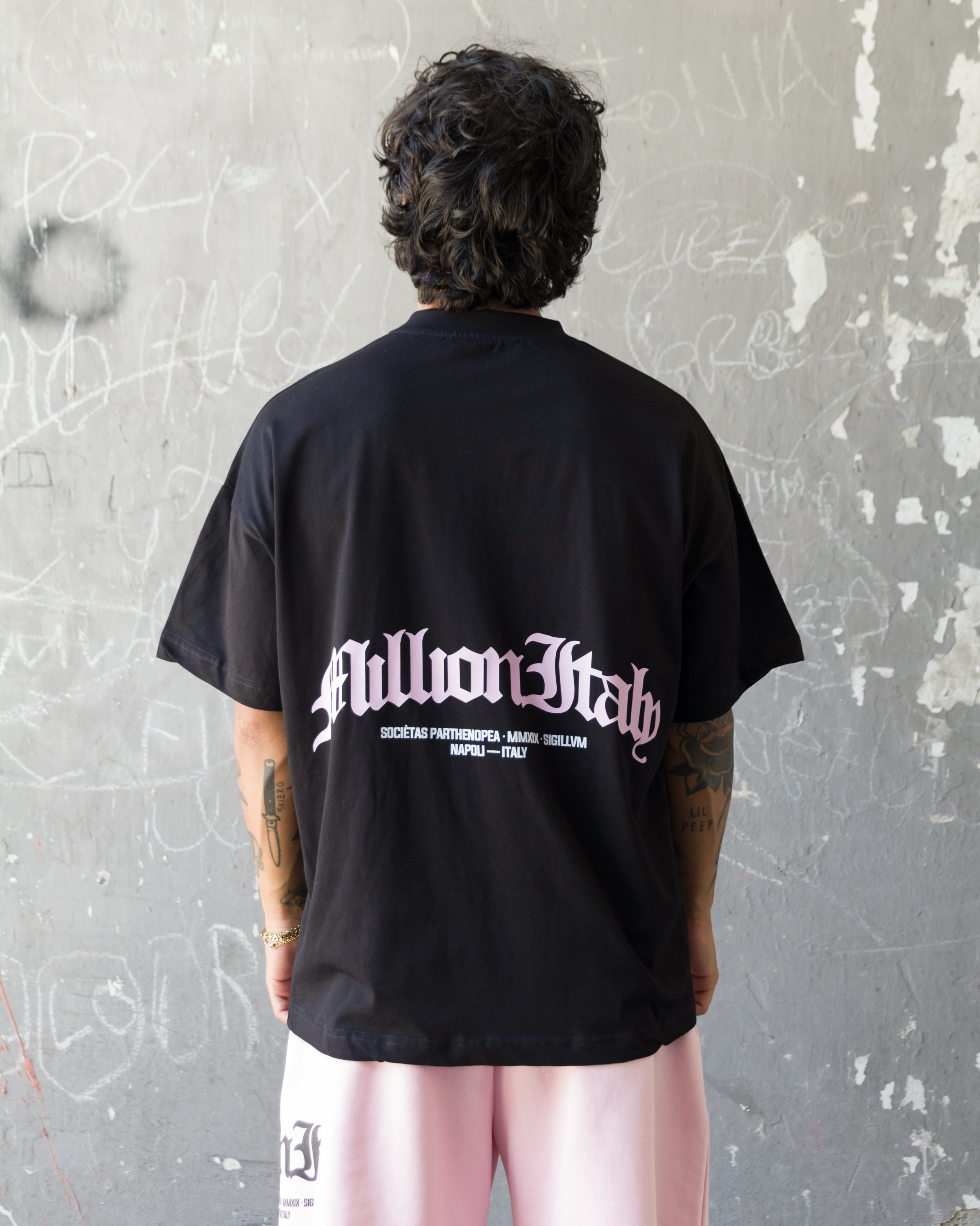 Camiseta Negra Logo Arco Rosa