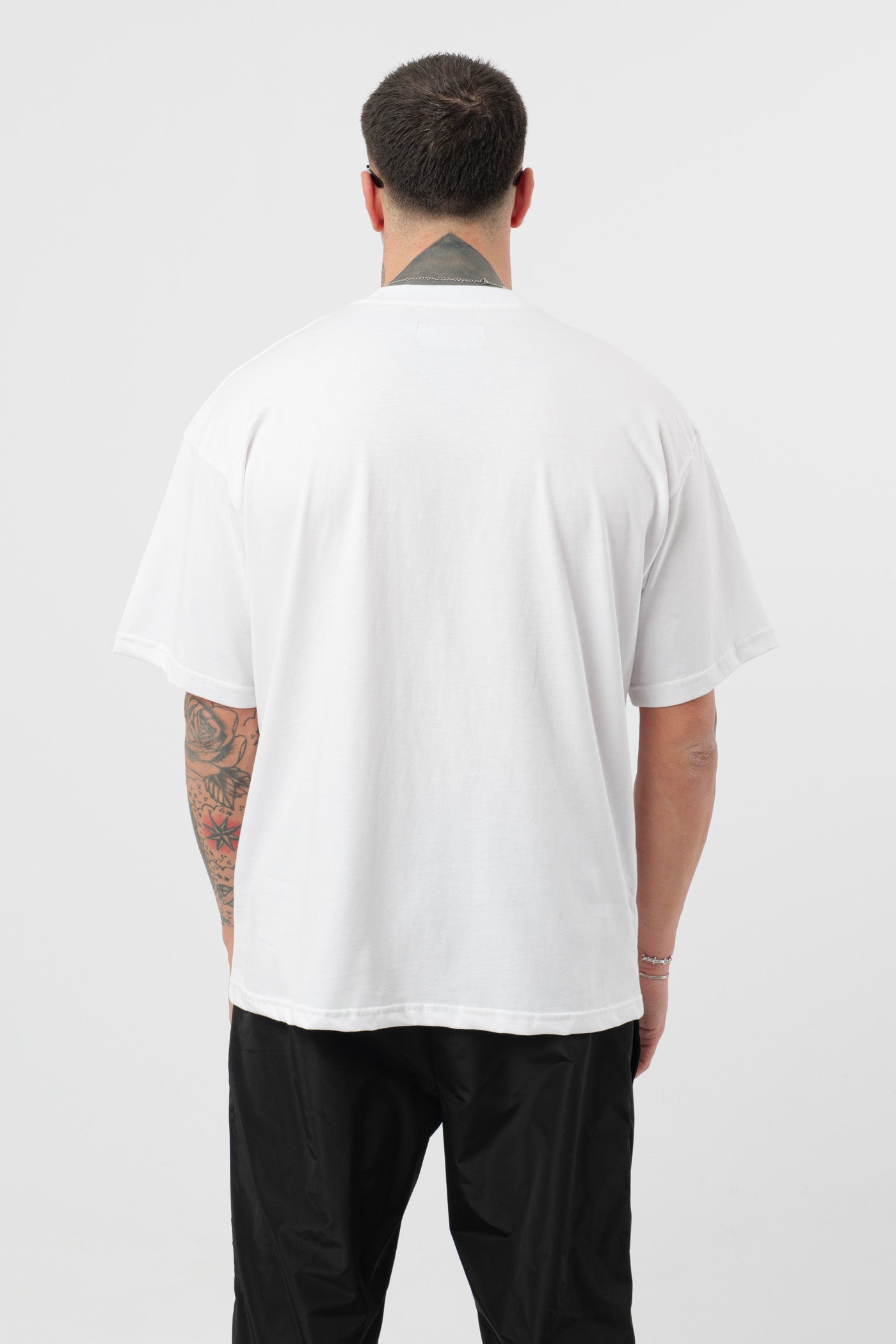 Camiseta Blanca con Logo Negro
