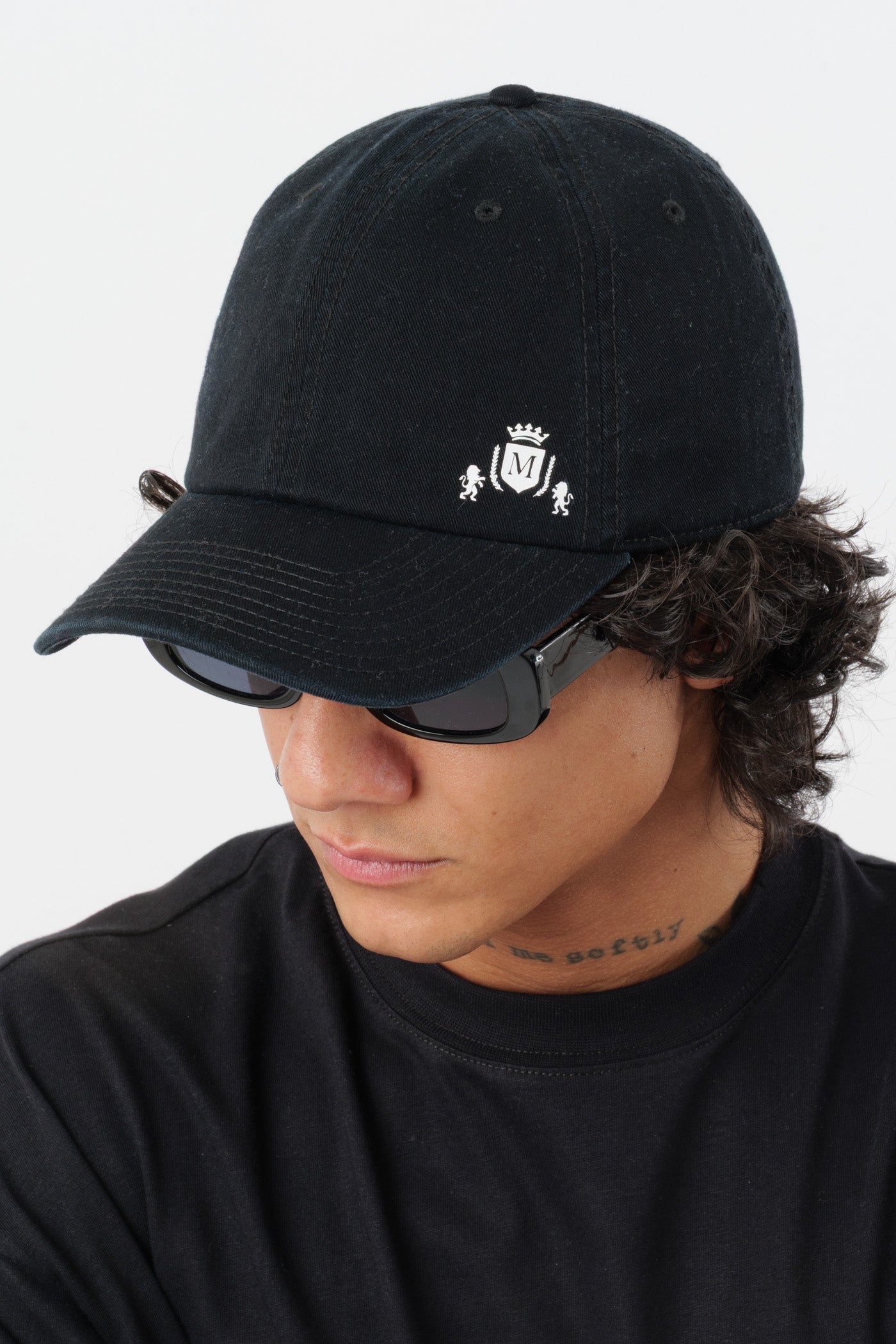 Gorra Negra con Mini-Logo Blanco