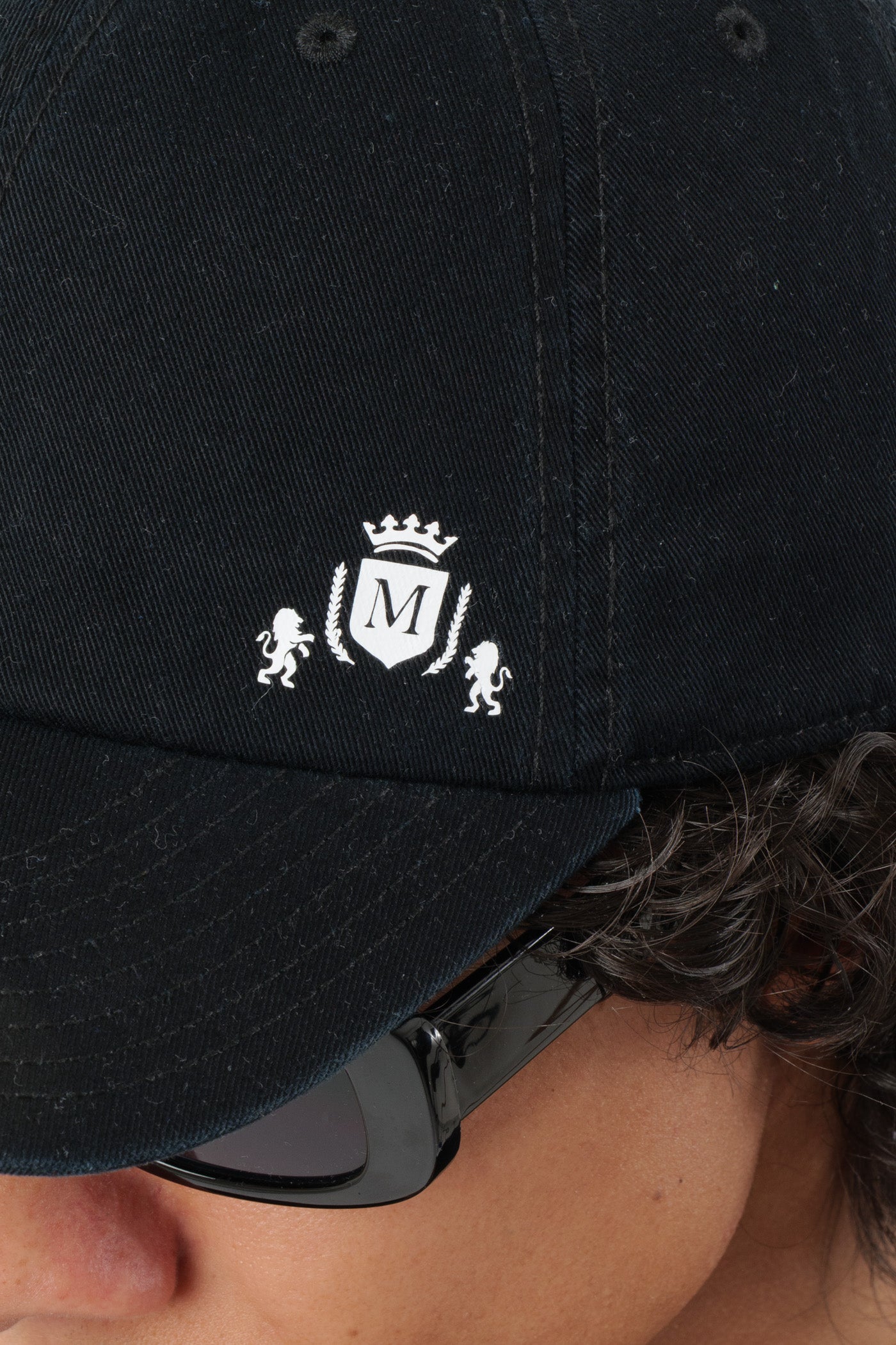 Gorra Negra con Mini-Logo Blanco